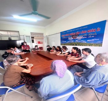 GIA ĐÌNH ANH NGUYỄN VĂN TUẤN, CHỊ NGUYỄN THỊ PHƯƠNG HOA TRAO TẶNG QUÀ CHO NGƯỜI BỆNH UNG THƯ