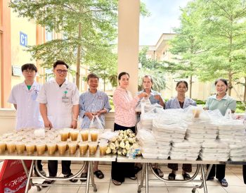 LAN TỎA YÊU THƯƠNG QUA NHỮNG SUẤT CƠM MIỄN PHÍ