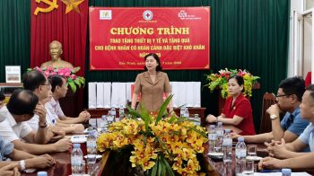 BỆNH VIỆN TIẾP NHẬN THIẾT BỊ Y TẾ TRỊ GIÁ 505 TRIỆU ĐỒNG VÀ HỖ TRỢ NGƯỜI BỆNH CÓ HOÀN CẢNH KHÓ KHĂN