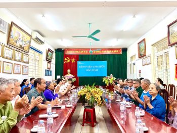 KHÁM BỆNH, TƯ VẤN SỨC KHỎE CHO NGƯỜI CÓ CÔNG TẠI BỆNH VIỆN