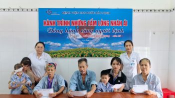 Công ty TNHH MTV ĐT& TM Việt Hà trao tặng quà cho người bệnh có hoàn cảnh khó khăn