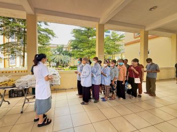 LAN TỎA YÊU THƯƠNG TỪ NHỮNG SUẤT CƠM  SẺ CHIA ĐẾN NGƯỜI BỆNH UNG THƯ